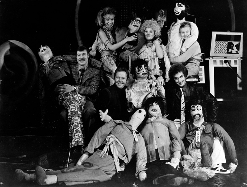 File:Poliakoffi „Superdiskor” Pärnu teatris (1982, lav Ingo Normet). Trupp lavaruumis..jpg